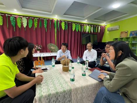 圖片包含 人, 室內(nèi), 天花板, 桌子 AI 生成的內(nèi)容可能不正確。