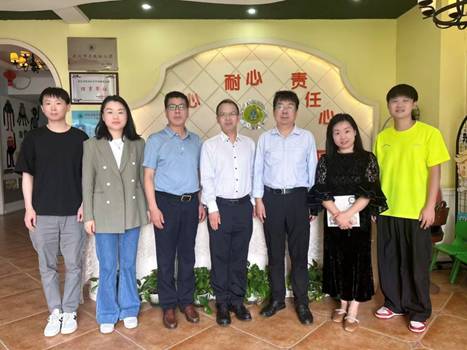 一群人站在一起 AI 生成的內(nèi)容可能不正確。
